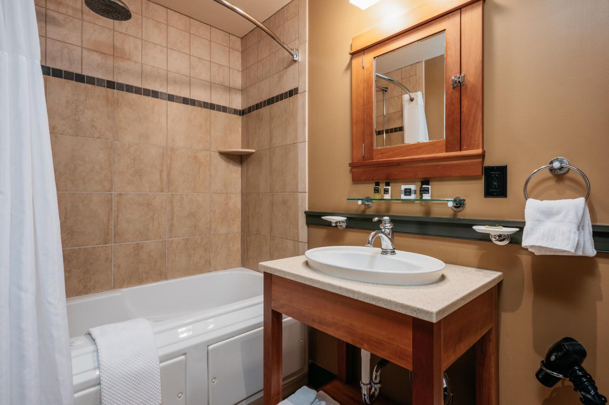 Tamarack Lodge Traverse City Room photo