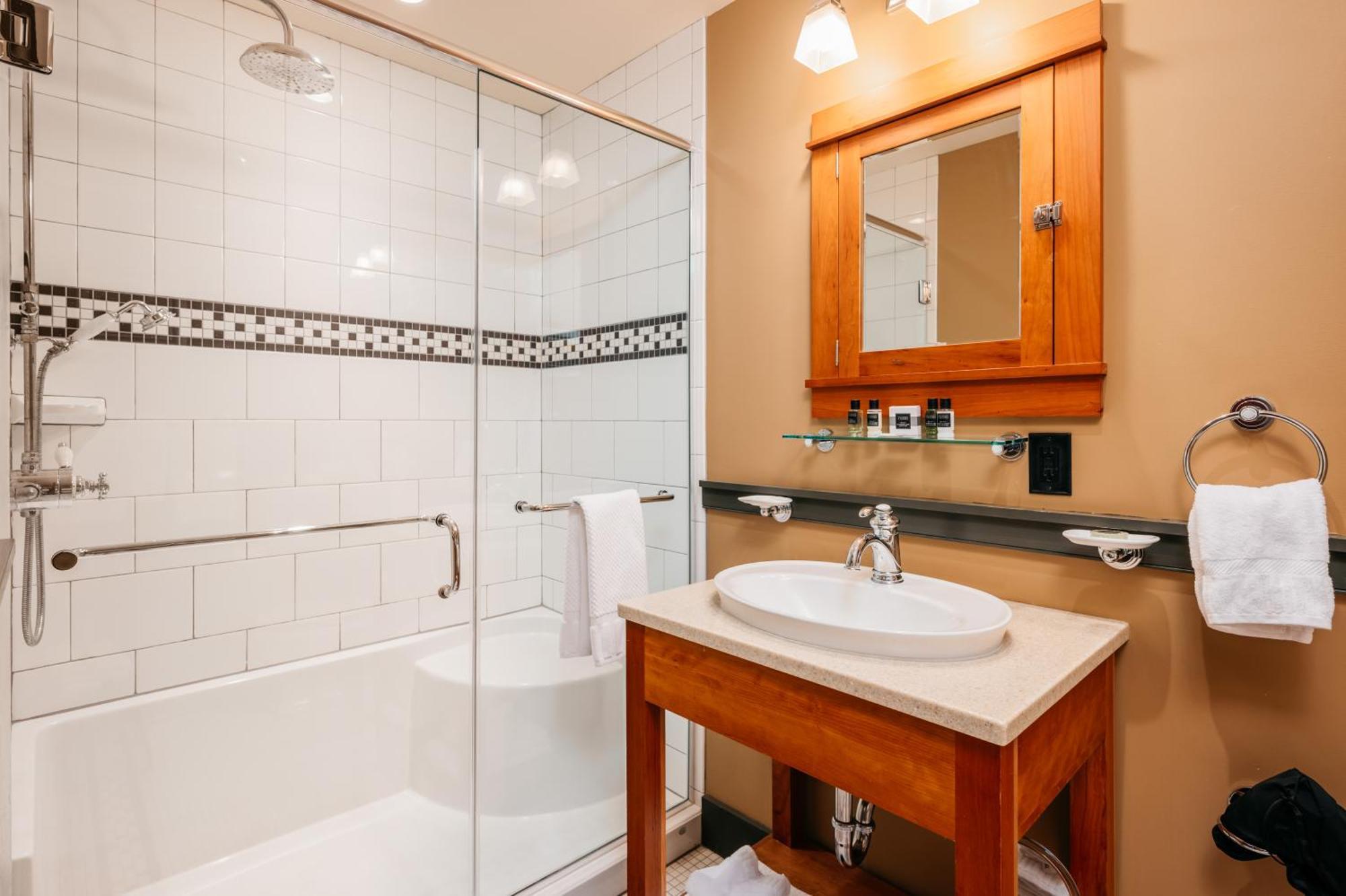 Tamarack Lodge Traverse City Room photo